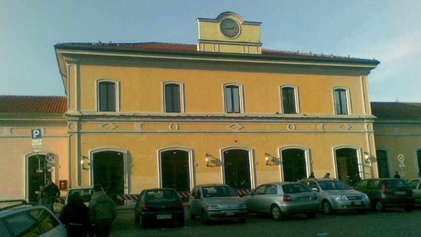 Il treno bloccato dai terrapiattisti si è fermato nei pressi della stazione di Pavia