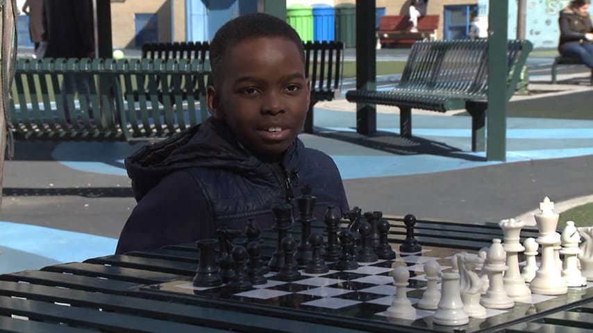 Il bambino gioca solo da un anno ed è già diventato un campione.
