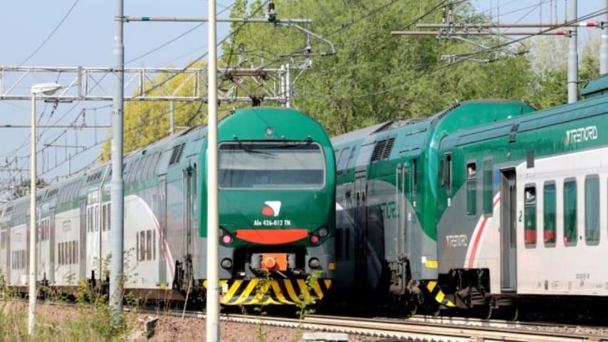 Secondo una prima ricostruzione, i treni procedevano sullo stesso binario a bassa velocità quando si sono scontrati.