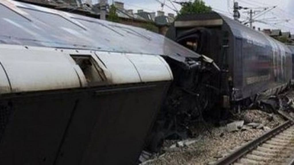 treno deragliato fuori dai binari