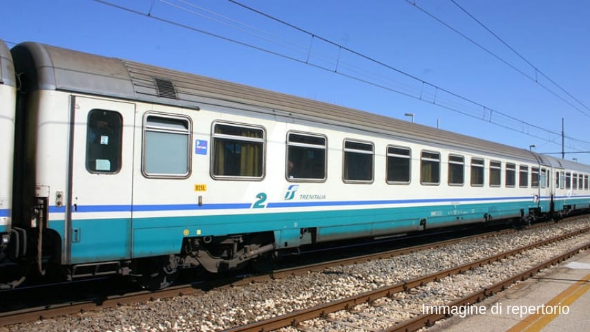 Pavia, senza biglietto bloccano Intercity per 40 minuti: "Siamo terrapiattisti"