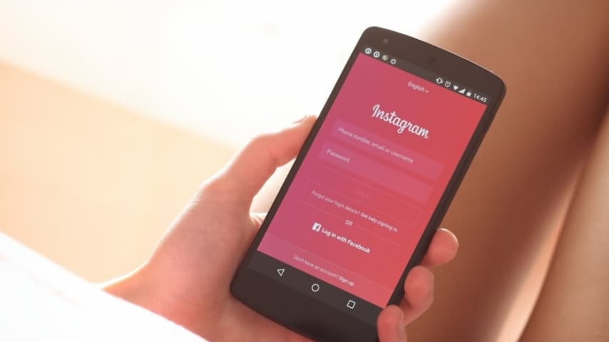 Utente con smartphone che accede a Instagram