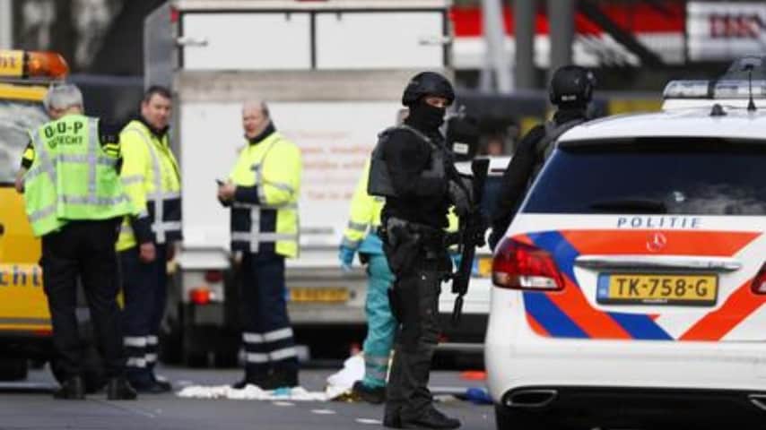 la polizia sul luogo della sparatoria avvenuta a bordo di un tram ad utrecht in olanda