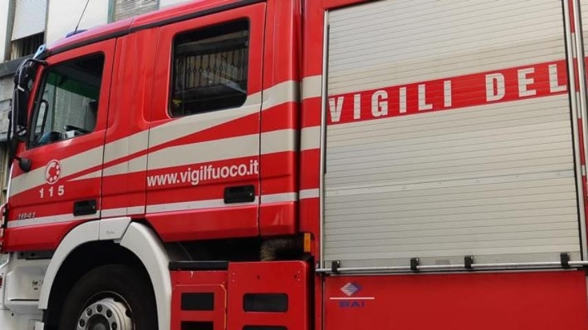 Sul posto sono intervenuti i mezzi di soccorso, compresi i vigili del fuoco.