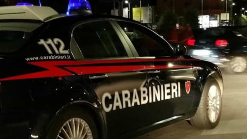 volante dei carabinieri in strada con le sirene accese 