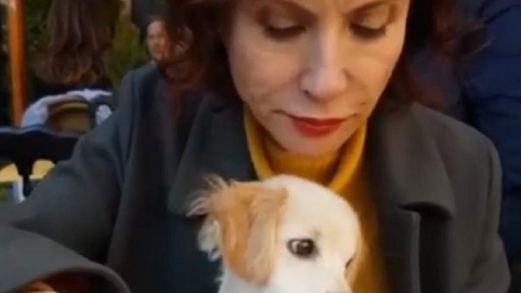 Alda D'Eusanio divide il pranzo con il cane