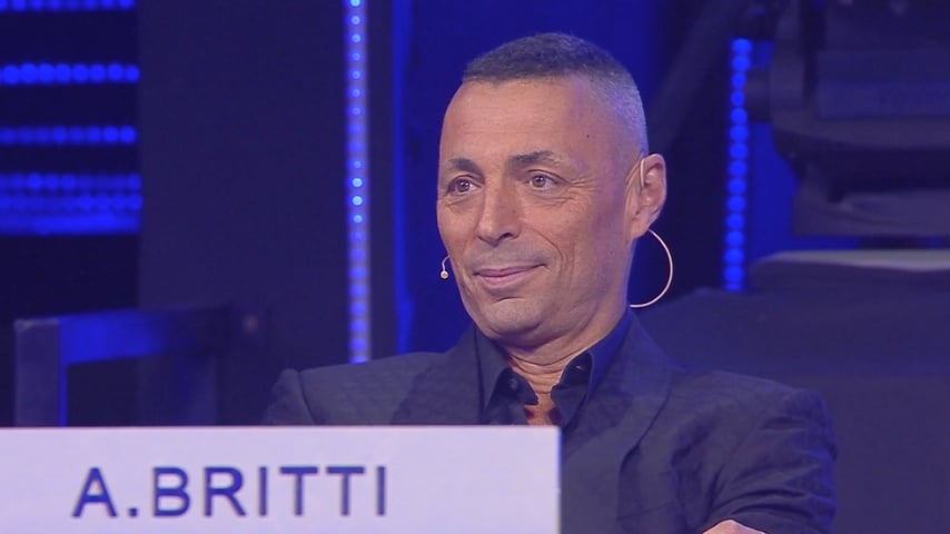 Alex Britti durante la puntata del 30 marzo. Fonte: Amici18 Mediaset Play