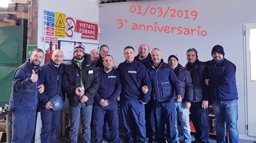 All'inizio dello scorso mese, gli operai hanno festeggiato l'anniversario della riapertura. Fonte: Screensud Società Cooperativa p.a./Facebook