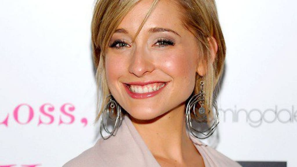 Allison Mack, l’attrice di Smalville, si dichiara colpevole di traffico sessuale