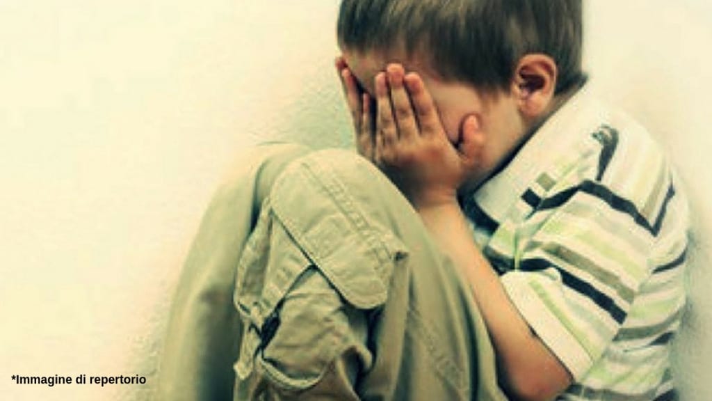 Bambino di 7 anni preso a botte dal compagno della madre a Sondrio, che tenta anche di depistare le indagini: arrestato. All’inizio aveva detto che l’avevano picchiato a scuola (Immagine di repertorio)