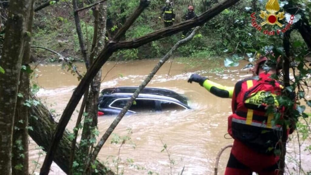 auto in mezzo a un torrente vigili del fuoco