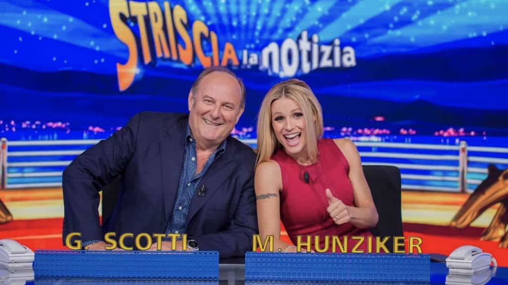 Gerry Scotti e Michelle Hunziker dietro al bancone di Striscia la Notizia
