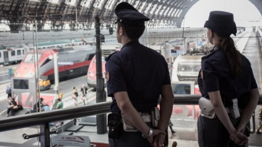 Gli agenti della Polfer e della Polstrada hanno somministrato il test dell'etilometro a uno dei due macchinisti. Immagine: Sito Polizia di Stato