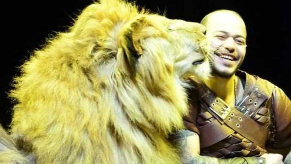 Leone attacca l’addestratore durante uno spettacolo del circo