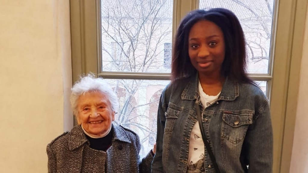 La 94enne Maria Teresa Branduzzi insieme a Diarra Diouf, 18 anni, candidate nella stessa lista civica e ritratte in uno scatto insieme sorridenti