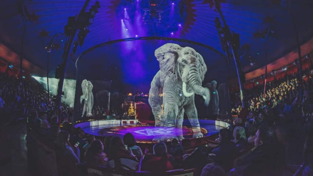 Enorme ologramma di elefante dentro il tendone di un circo