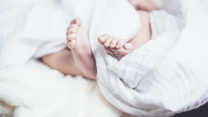 Piedini di neonato tra le coperte