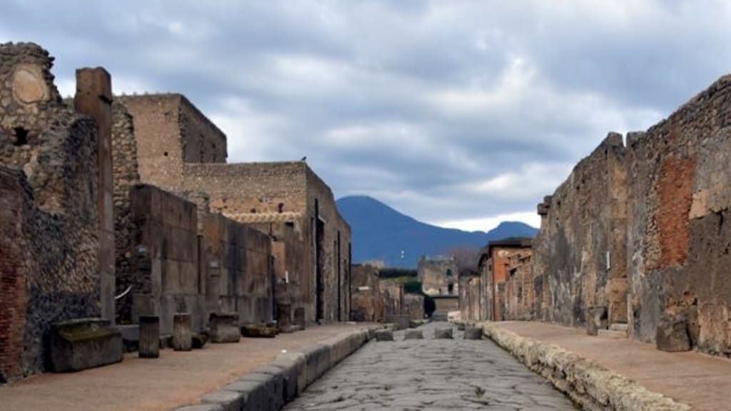 Pompei, turista ruba pezzi di mosaico, fermata dai carabinieri