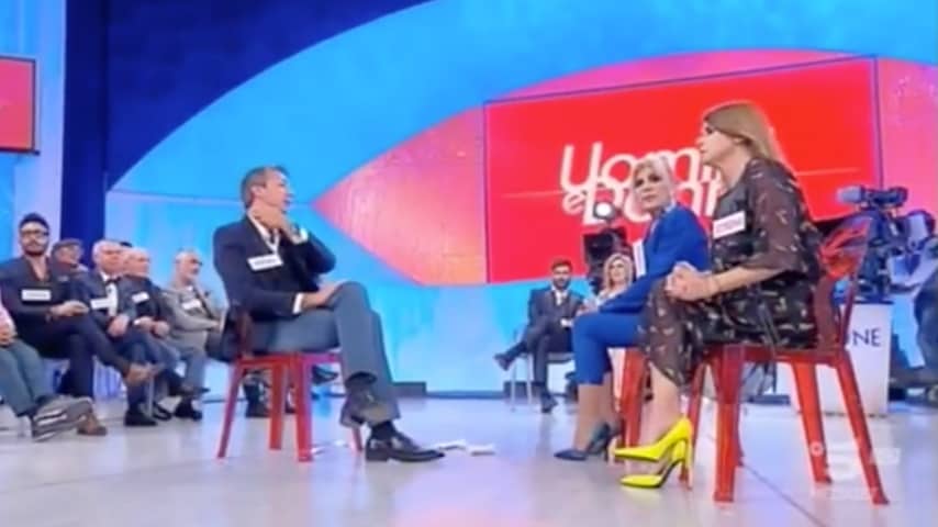 Un confronto tra Stefano, Simona e Gemma su quanto accaduto. Fonte: Uomini e Donne/Facebook