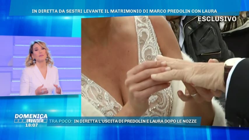 barbara d urso mentre osserva laura fini scambiarsi la fede nuziale con marco predolin 