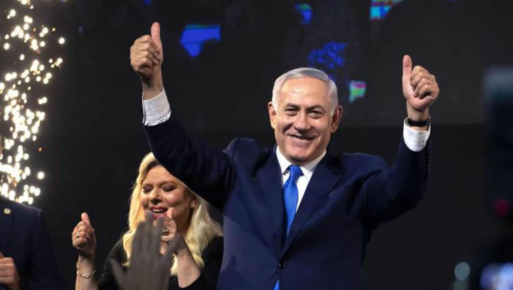 Benjamin Netanyahu festeggia la vittoria insieme alla moglie Sarah