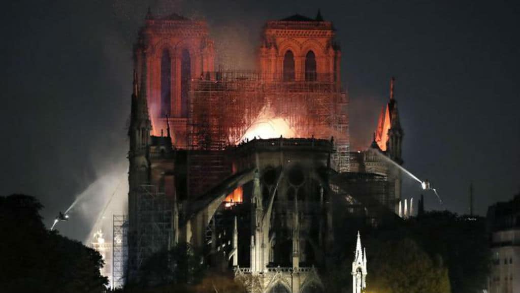 l'incendio di notre dame