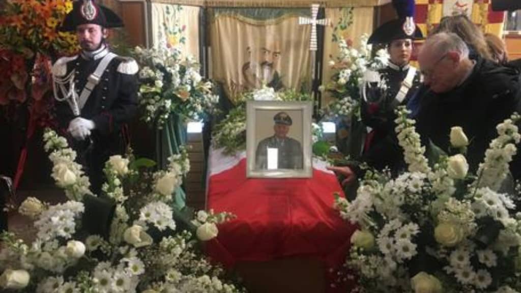carabiniere presidia la bara di vincenzo di gennaro avvolta nei fiori