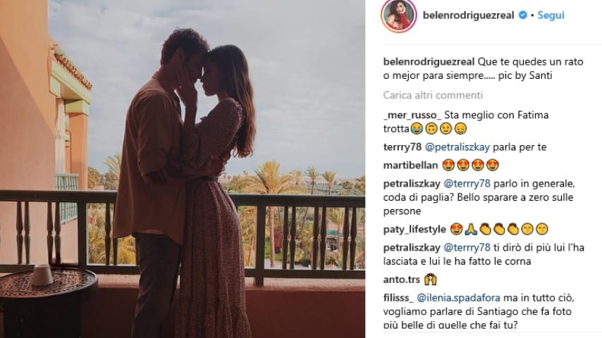 Belen Rodriguez e Stefano De Martino si abbracciano in piedi