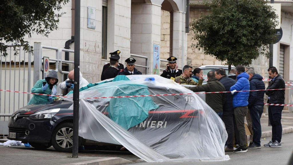 l'auto dei carabinieri vittime di sparatoria oggi a Foggia coperti da teli