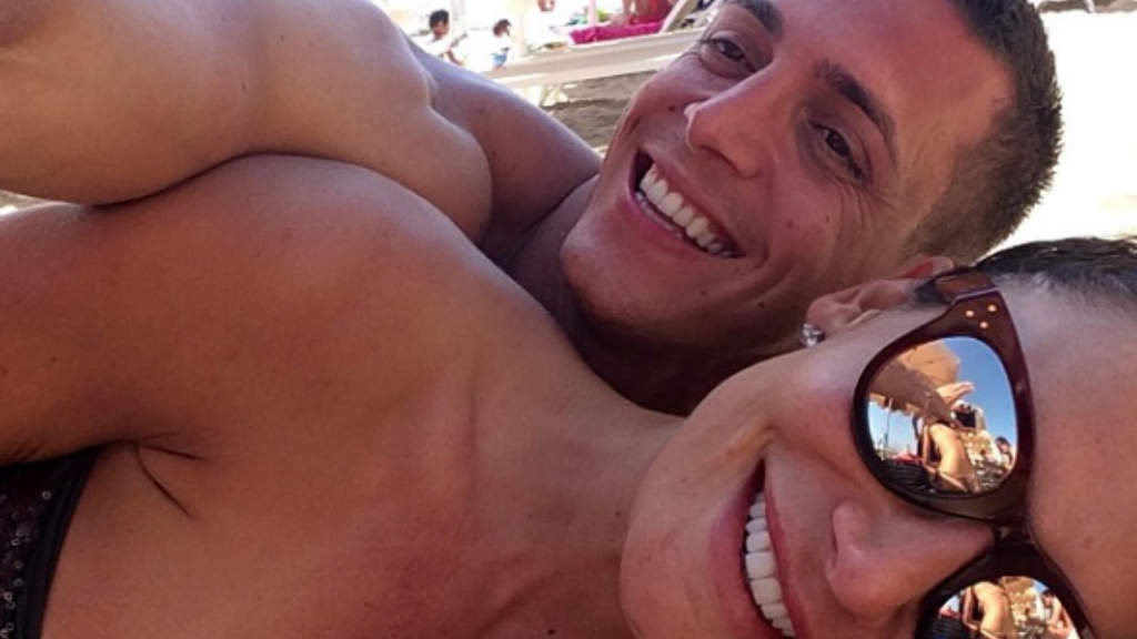 claudio d'alessio e la compagna nicole minetti sdraiati in spiaggia in costume