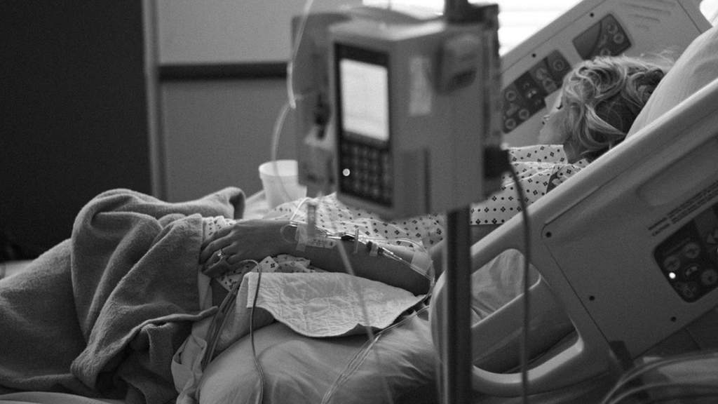 donna letto ospedale