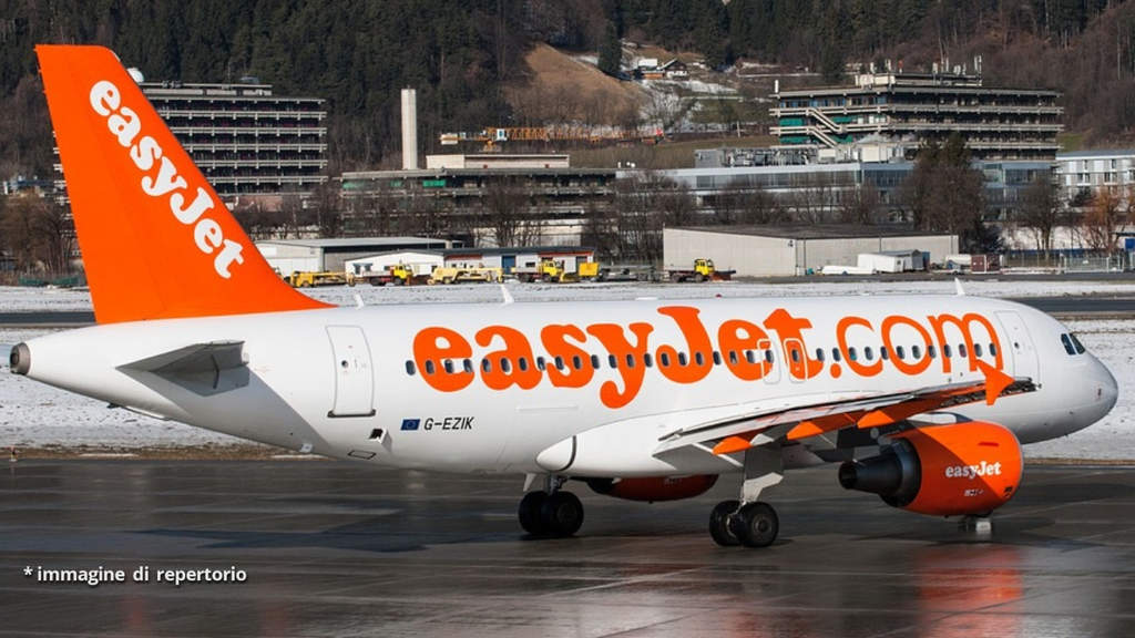 un aereo easy jet in aeroporto
