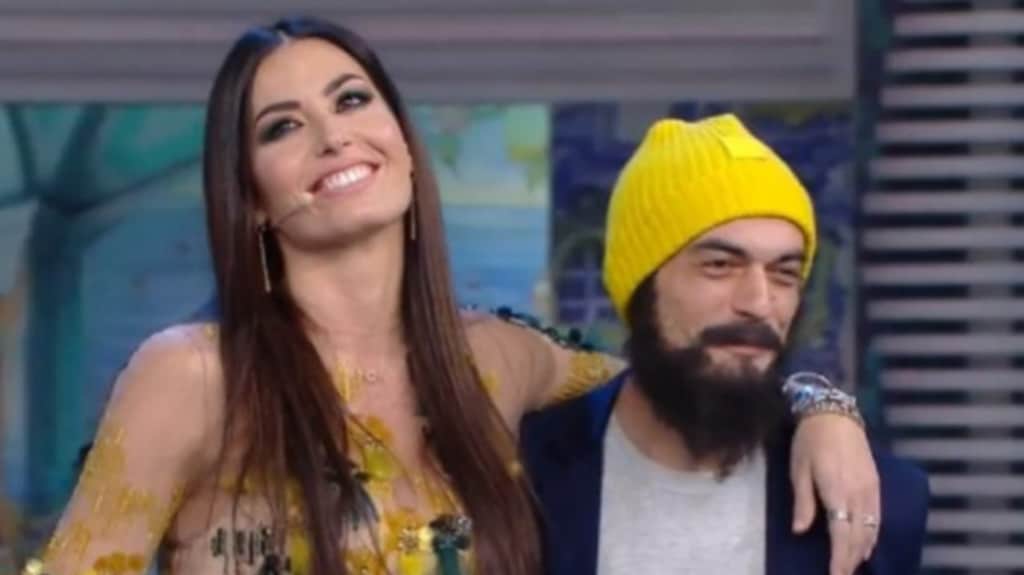 Elisabetta Gregoraci abbraccia in diretta Gino Fastidio, che le regala una rosa e le chiede ufficialmente scusa