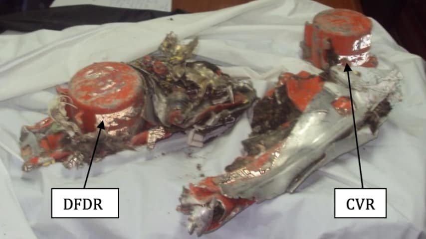 A sinistra il registratore dei dati di volo (DFDR) e a destra il registratore di conversazione cabina (CVR). Foto: Aircraft Accident Investigation Bureau