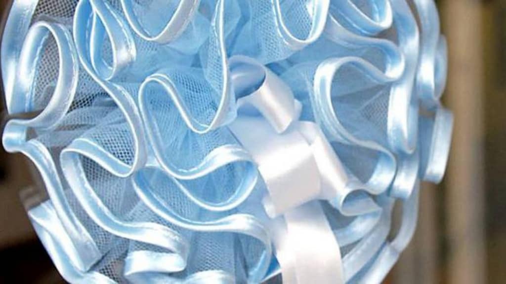 fiocco azzurro attaccato ad una porta
