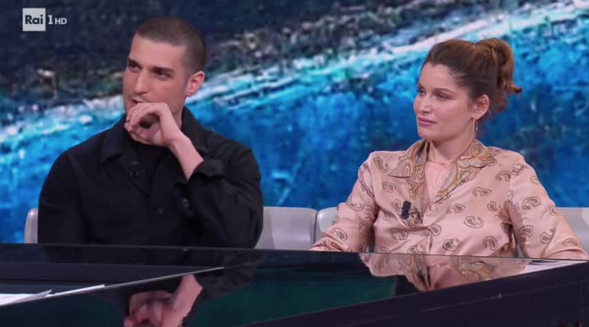 Louis Garrel e Laetitia Casta seduti vicini