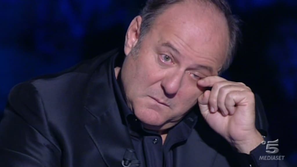 Gerry Scotti commosso non trattiene le lacrime