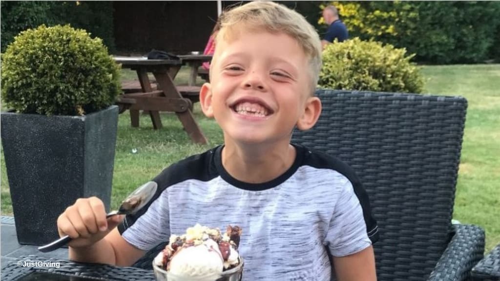 Muore a 7 anni fulminato mentre recupera il pallone con cui stava giocando