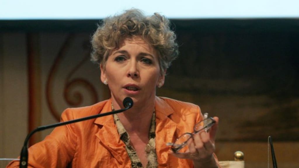 irene pivetti durante una conferenza