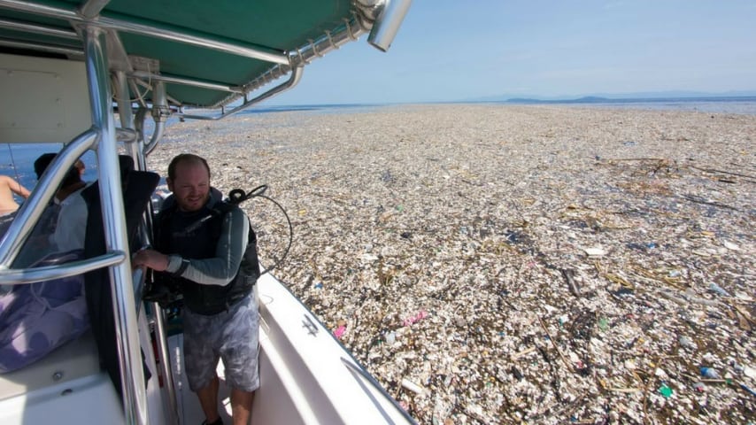 Tenerife: la spiaggia piena di rifiuti