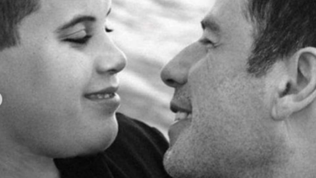 il figlio jett travolta mentre guarda negli occhi il padre john