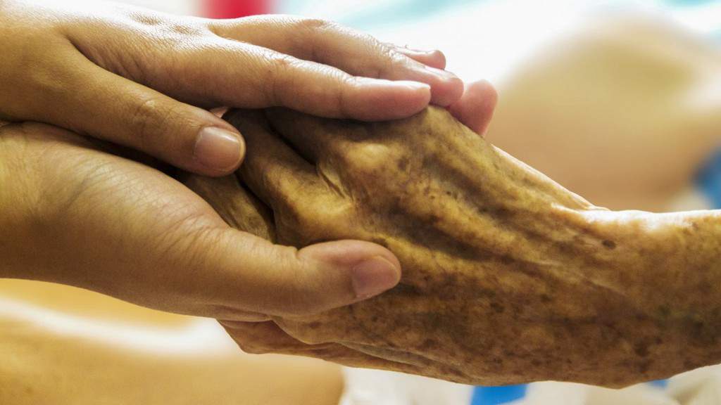28enne si licenzia per badare alla nonna ammalata