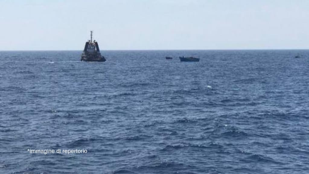 mare con nave all'orizzonte