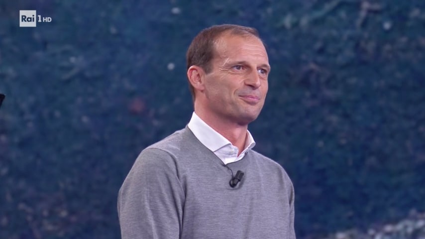 Massimiliano Allegri in piedi nello studio televisivo