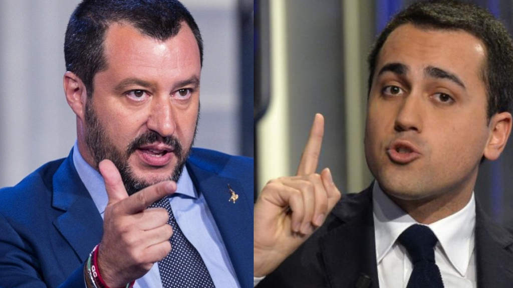 primo piano di salvini mentre elenca con la mano e di maio in primo piano con l'indice alzato