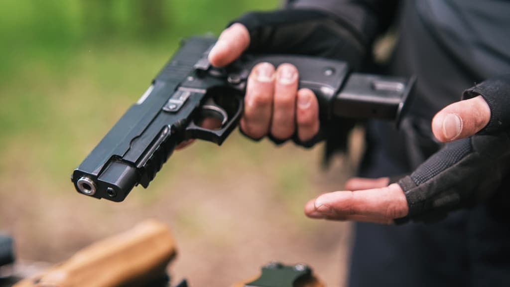 uomo con pistola in mano