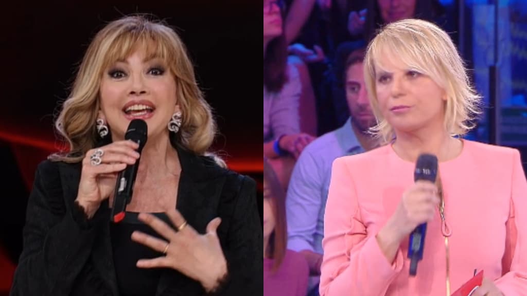 milly carlucci con un microfono in mano e maria de filippi con un microfono in mano