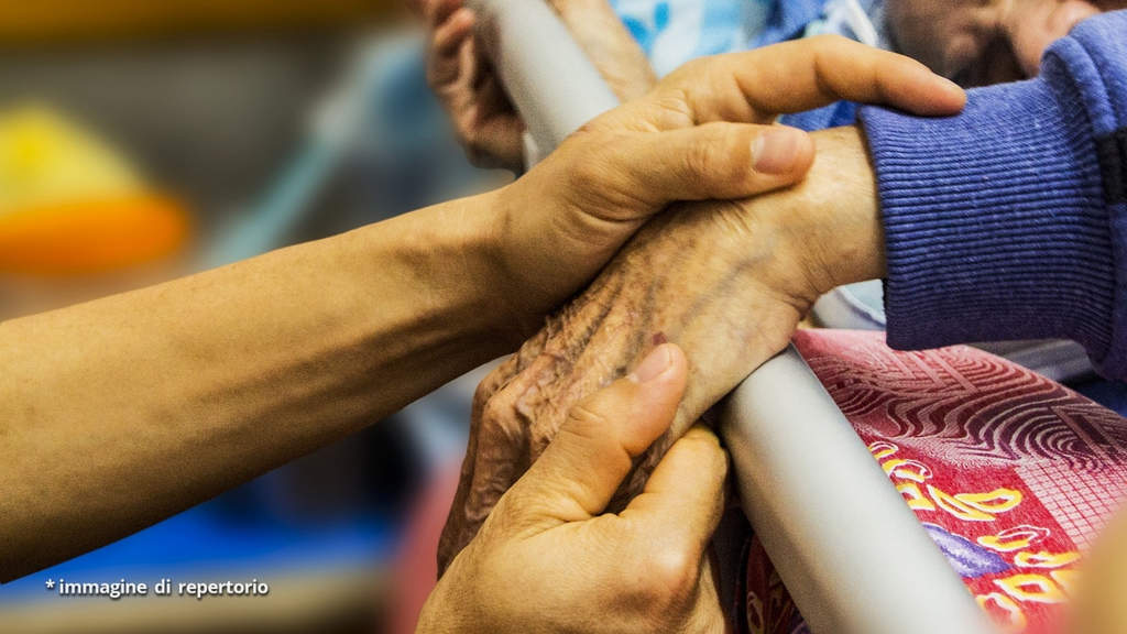 Modena, il gesto di solidarietà: donano 1 giorno di ferie ciascuno per assistere il padre malato