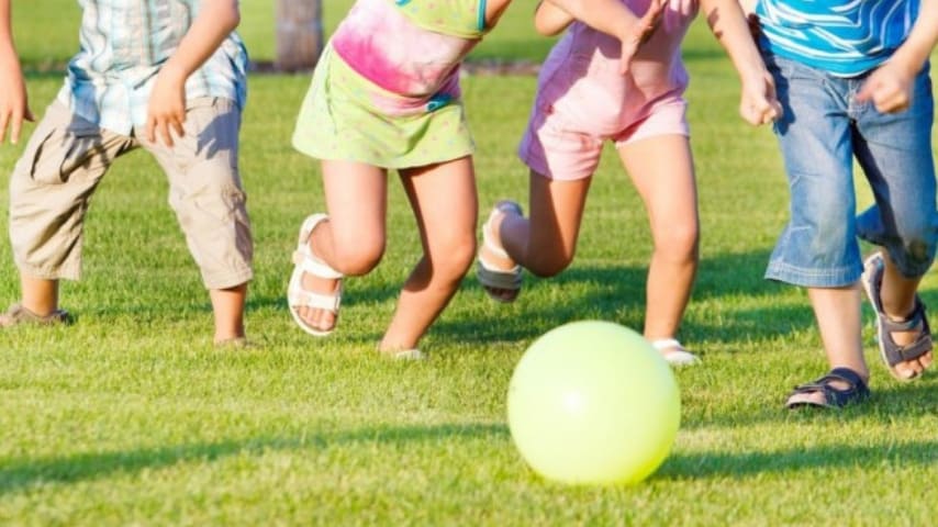 Muore a 7 anni fulminato mentre recupera il pallone con cui stava giocando