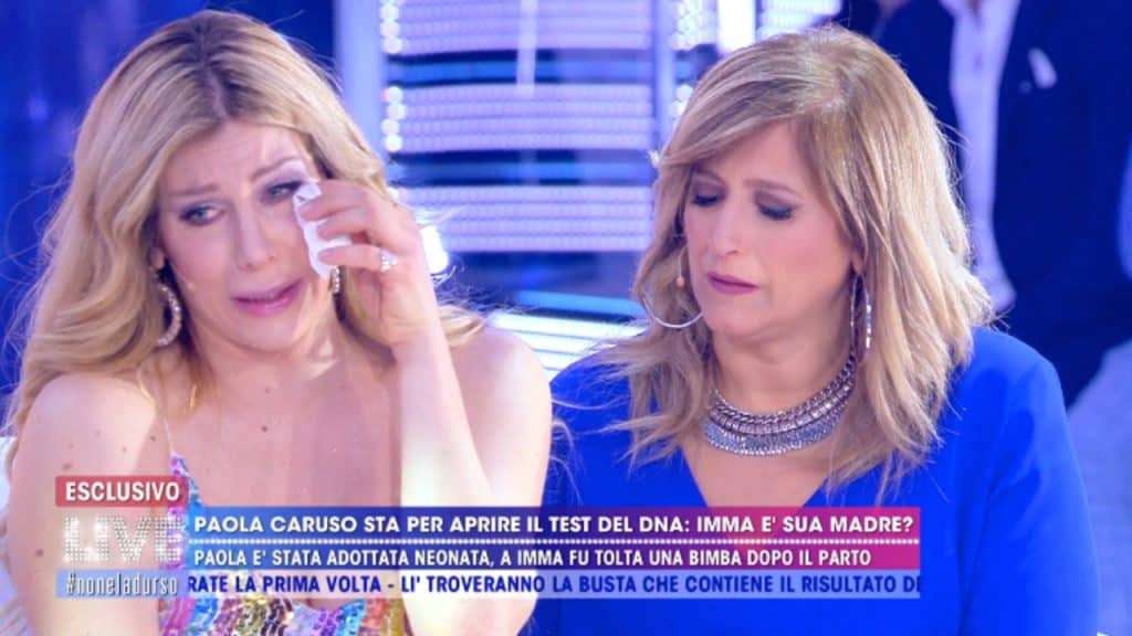 paola caruso e la madre biologica imma sedute su un divano 